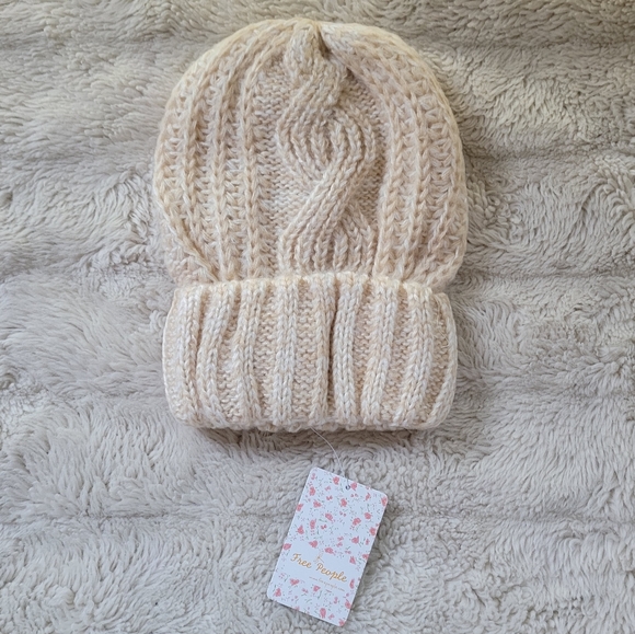 🍒NWT🍒 FREE PEOPLE CABLE KNIT BEANIE - Picture 7 of 8